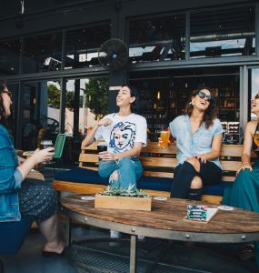 Vrouwen op een terras